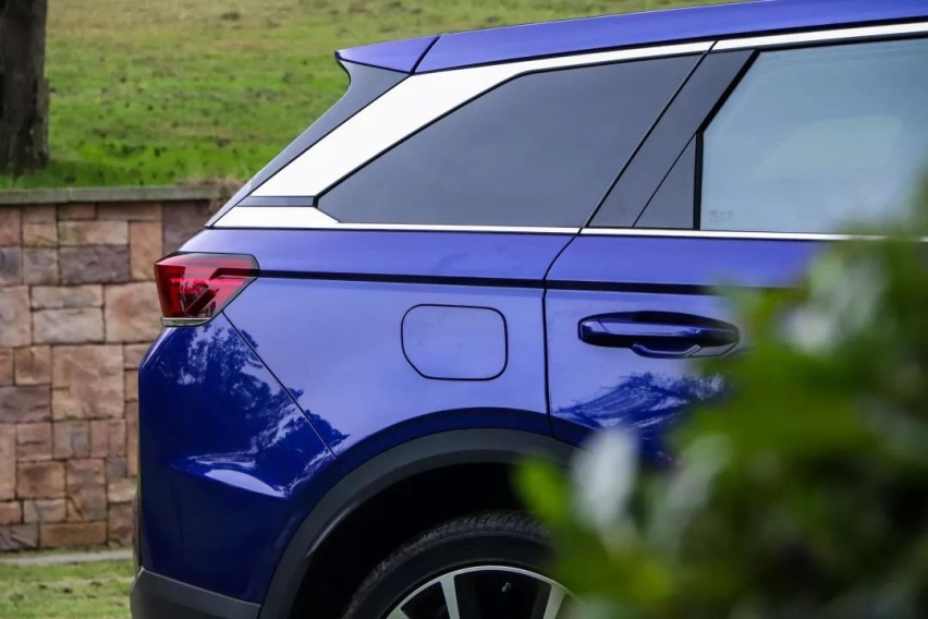 10余万买一台2.0T的中型SUV，奔腾T99只是虚有其表？