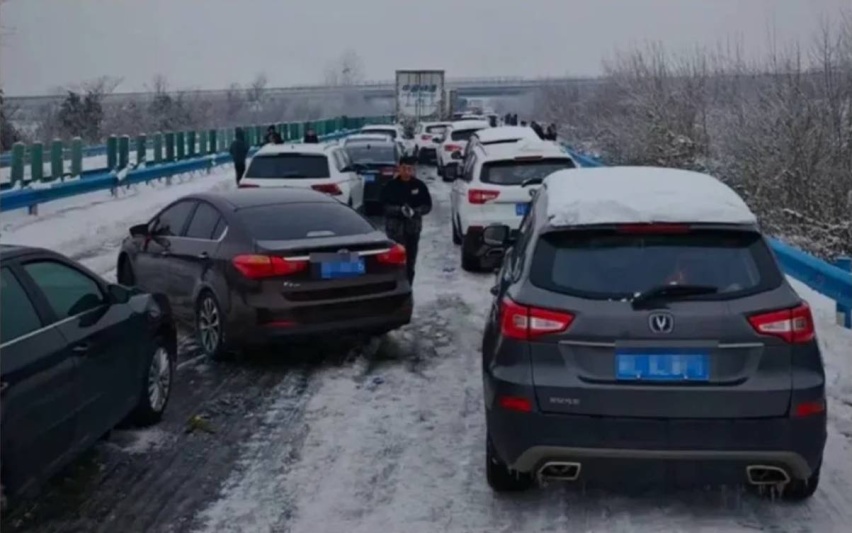 暴雪冻雨一来，电动车在高速上趴窝了