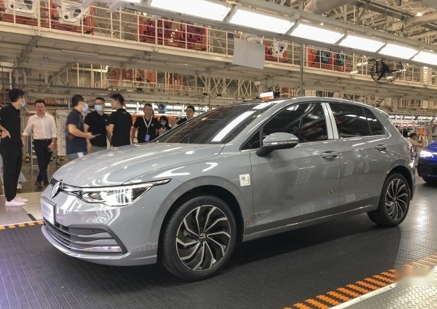 家里给我40万买车，开回去一个高尔夫差点把我腿打断
