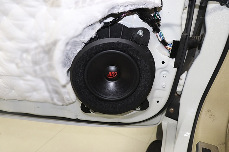 乌市慧声汽车音响改装德高ST650.2两分频+黄金声学两分频