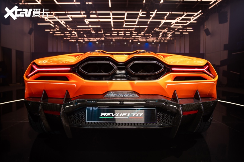 全新"大牛"归来——兰博基尼revuelto