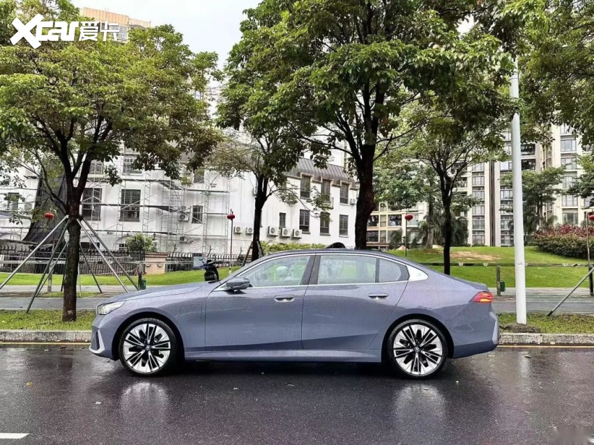 驾驭梦想：BMW i5 从深圳奔赴阿勒泰的壮丽之旅，今天启程！