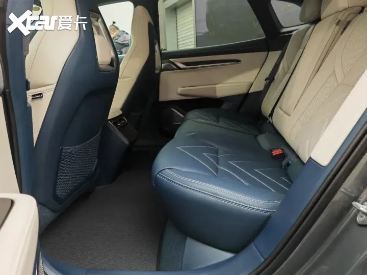 在实际的体验过程中,前排横向宽度很大,后排腿部空间能够达到两拳以上