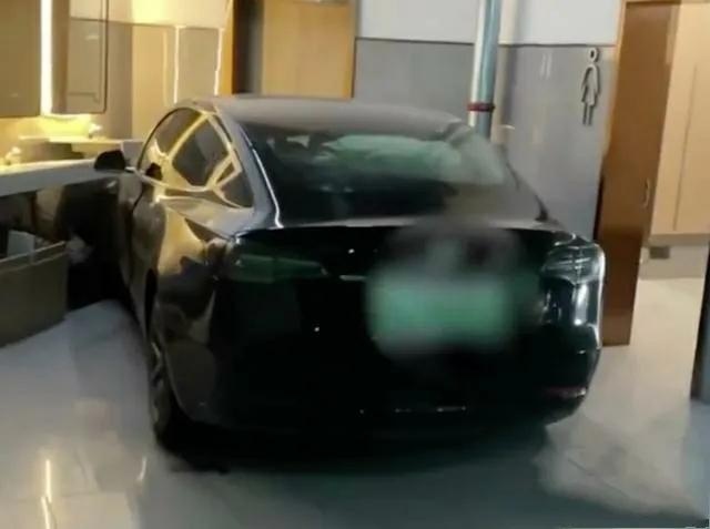 车也有“三急”？一辆特斯拉MODEL 3撞进厕所