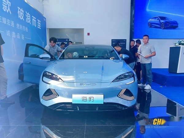 比亚迪海豹现身西安人气旺！堪比明星见面会