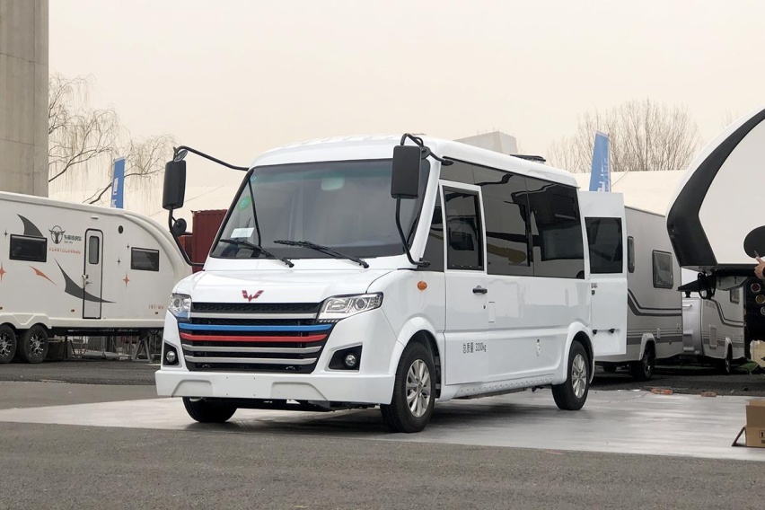 客厅、卧室、厨房、厕所一应俱全，售15.8万，带你看五菱Q500房车