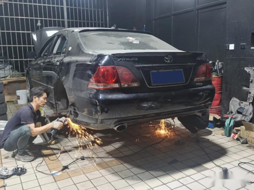 坐133长大的00后车友，用十二代皇冠玩低趴只为圆儿时改装梦