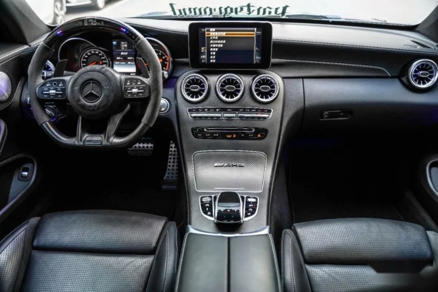 气动姿态风的奔驰AMG C63 Coupe，趴在地上的它显得更加优雅