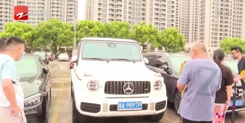 300多万的奔驰车,没开几天就“趴窝”了,网友:奔驰从不坑穷人