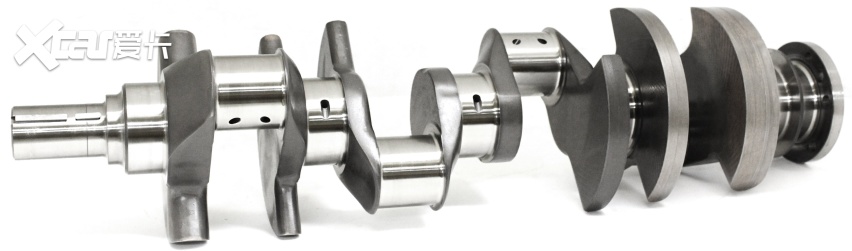 正是因为平面曲轴和十字曲轴不同的曲轴构造,所以也造成了两种v8