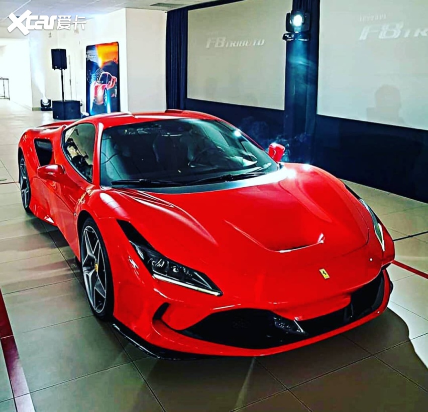 法拉利f8tributo实车红色的运动感