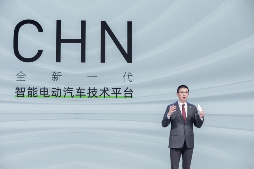华为门店 车迷争先体验阿维塔有何实力！