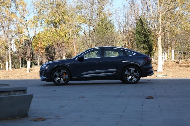 贴近燃油车的行驶品质，试驾奥迪e-tron Sportback