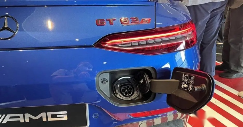 这台AMG GT63的重点在于动力，4.0T双涡轮加电动机强动力
