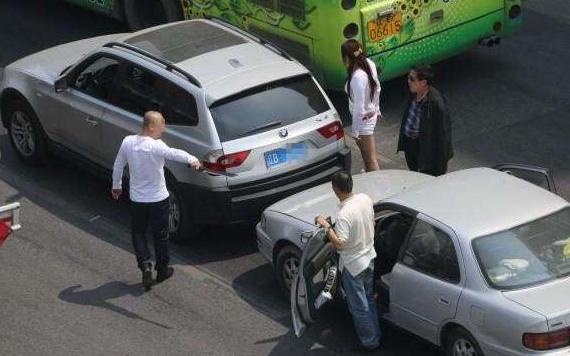 公安部公布十大不文明驾驶行为，你中了几枪？