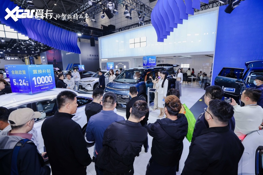 齐鲁车展迎“移动大平层”吉利银河V900济南首秀(图4)