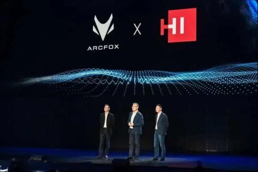 华为“助攻”赛力斯，正式命名“HUAWEI问界”，就差菊花车标了？