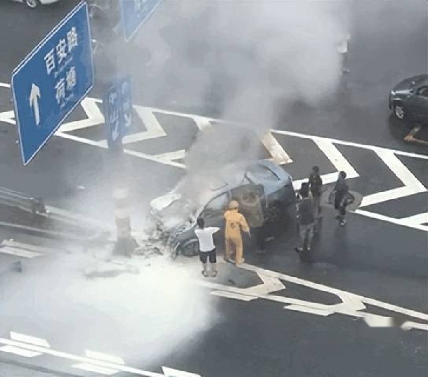 安全再遭质疑，继雷克萨斯后卡罗拉碰撞后车门再锁死，还有救？