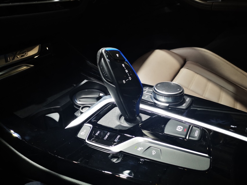 实拍纯电动BMW iX3外观内饰，售46.99-50.99万