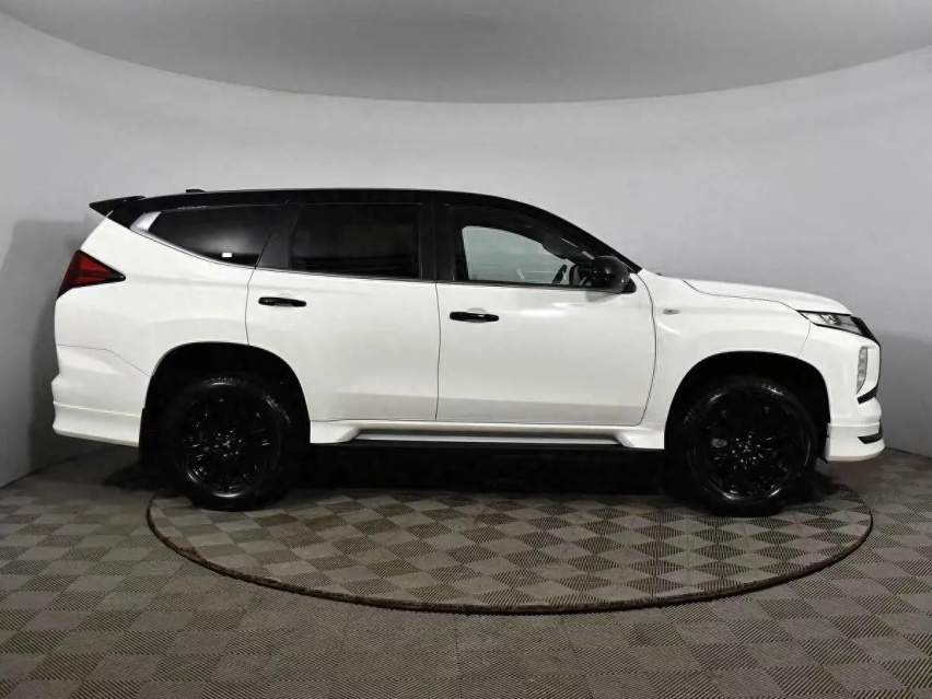 全新一代三菱帕杰罗曝光 搭载V6发动机 内饰一言难尽