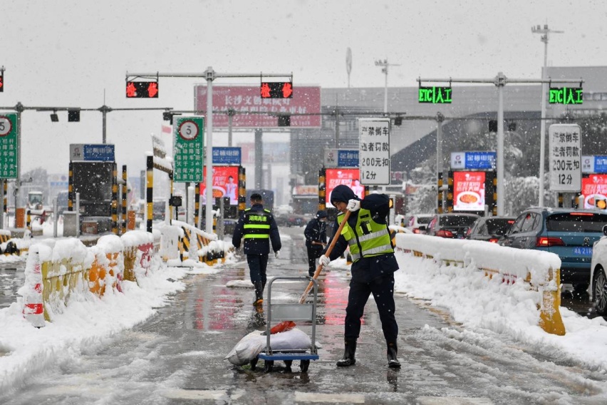 雨雪冰冻天气来袭，想开电动车回老家过年的，最好记住这几点