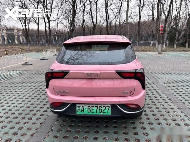 好看又好开！试驾小仙女专属座驾哪吒V潮 400 Lite 粉色定制版