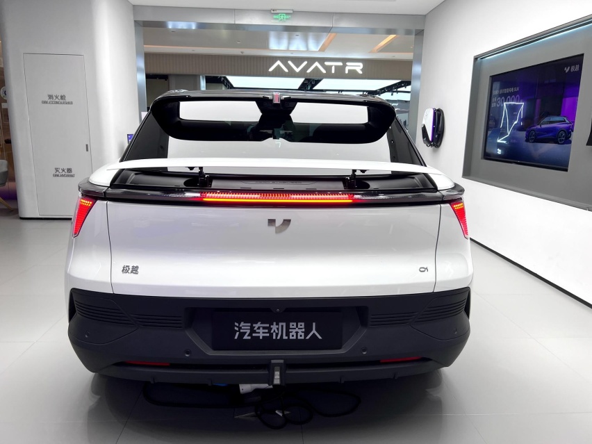 上市不久就降3万 探店实拍极越01 这是台机器人？
