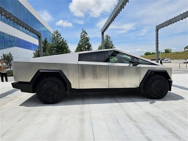 特斯拉官宣第一辆电动皮卡Cybertruck下线！