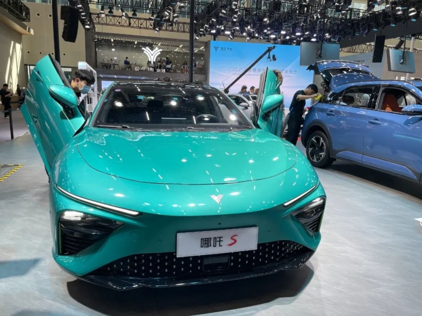 还想竞争比亚？2023年新势力销量出炉，蔚来、小鹏、哪吒表现意外