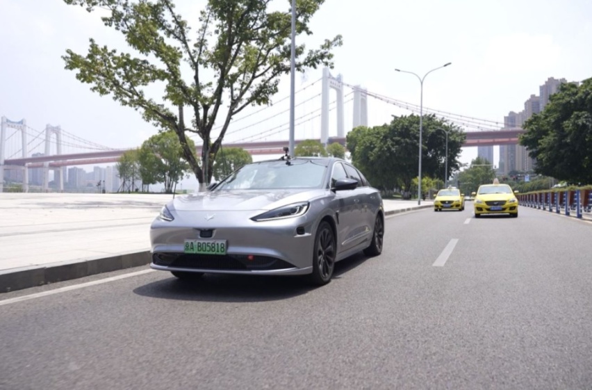 “8D”重庆自动辅助驾驶测试：极狐阿尔法S VS 特斯拉Model 3