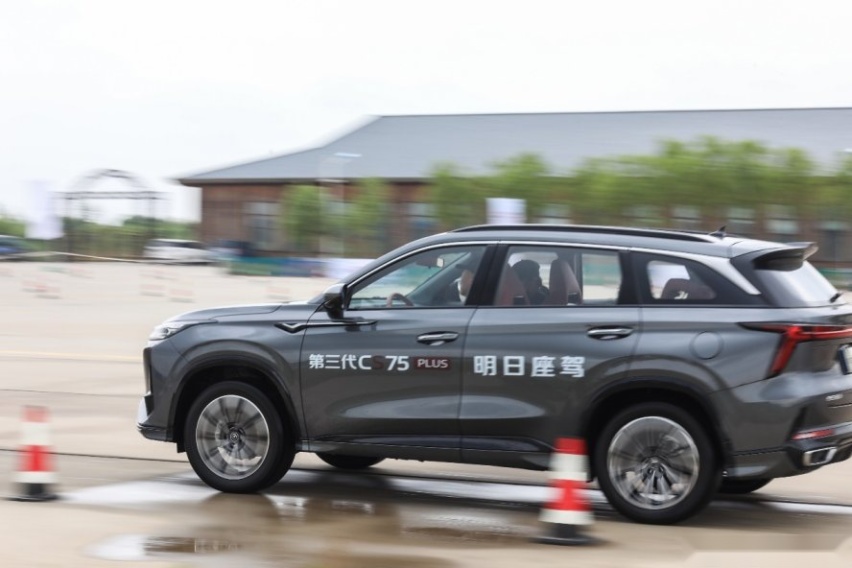 热销200万 爆款再进阶#长安第三代CS75 PLUS你觉得怎么样？