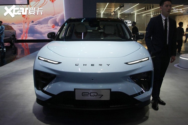 奇瑞eq7整体风格简洁且动感,新车采用纯电车常见的封闭式前脸,大灯为