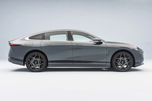 又“卷”起来了？长安启源首款车型来袭，特斯拉Model3压力大了？