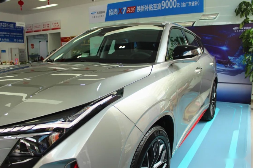 抢先实拍长安欧尚Z6，1.5T输出188马力，外观极科幻的大五座SUV
