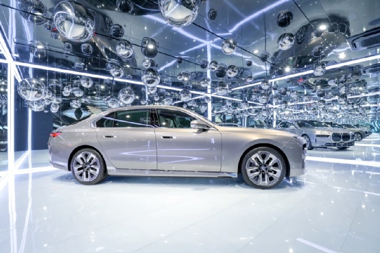 更先进 更豪华 BMW i7、BMW X7亮相成都