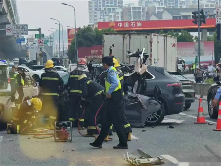 保时捷行驶中追尾多车支离破碎 专业人士称撞击角度刁钻
