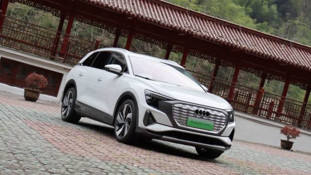 近5米的SUV，开着却像性能车？试驾奥迪Q5 e-tron