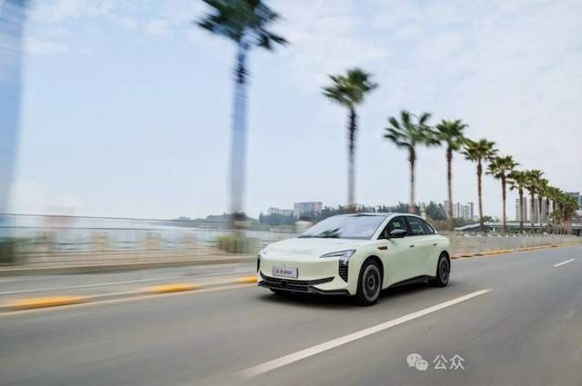 对标比亚迪汉，820KM续航/起售 22.98万元，红旗EH7胜算几何