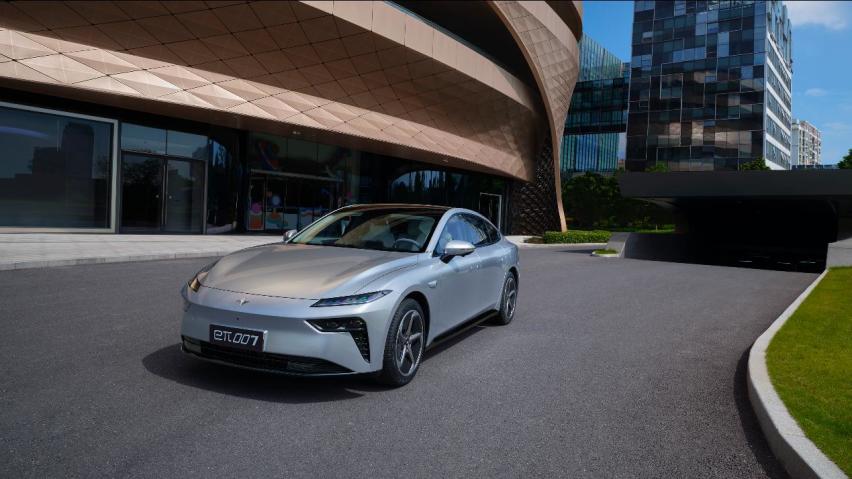 东风新能源家族齐聚，全新品牌eπ发布，首款产品eπ007亮相