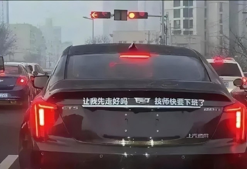 车主们的精神状态不错，爆改车尾标识，各式各样全是“整活”