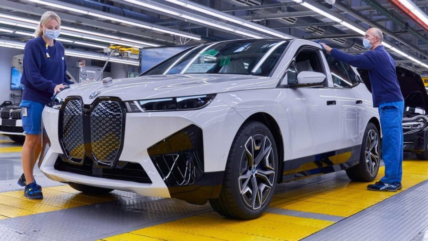 BMW iX仍是“油改电”产品，宝马电动化急需换挡加速（上）