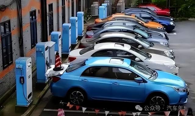对标比亚迪汉，820KM续航/起售 22.98万元，红旗EH7胜算几何