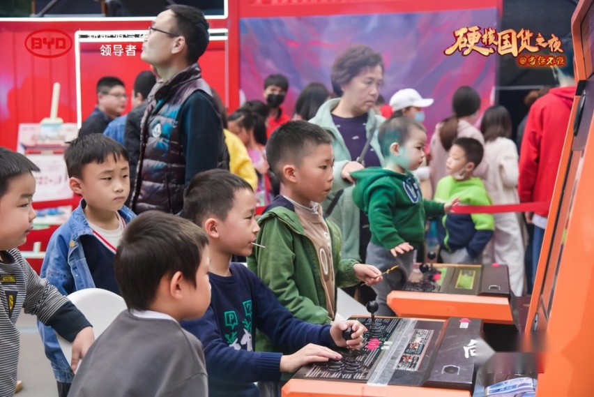 贴着年轻人搞活动，比亚迪是真的专业