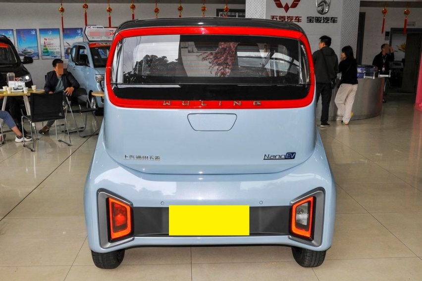 NEDC综合续航305km，起售价4.98万，五菱Nano EV可以买
