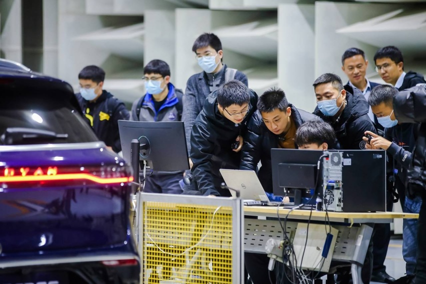 4、岚图汽车全球测试同行者现场查看岚图FREE NVH测试数据.jpg