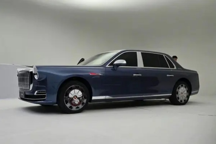 鸿蒙智行新轿车“尊界S800”侧后视图片发布，车身长度接近5.5米