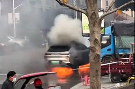 这车好哇，都这样了还能撑着给你打个双闪警告