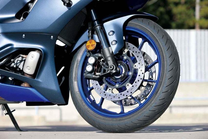 中排量性能街跑赛车，雅马哈YZF-R7详解，骑行舒适操控灵活