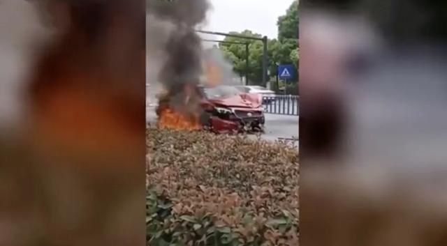 又双叒叕烧了！新能源车迎来“自燃季”？