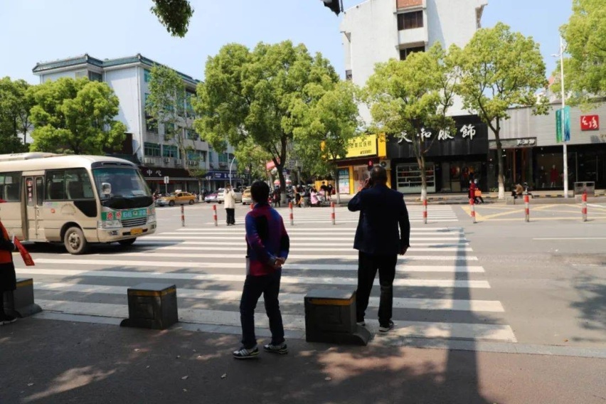 专家再提建议，行人素质太低，“礼让行人”应该取消！车主怎么看
